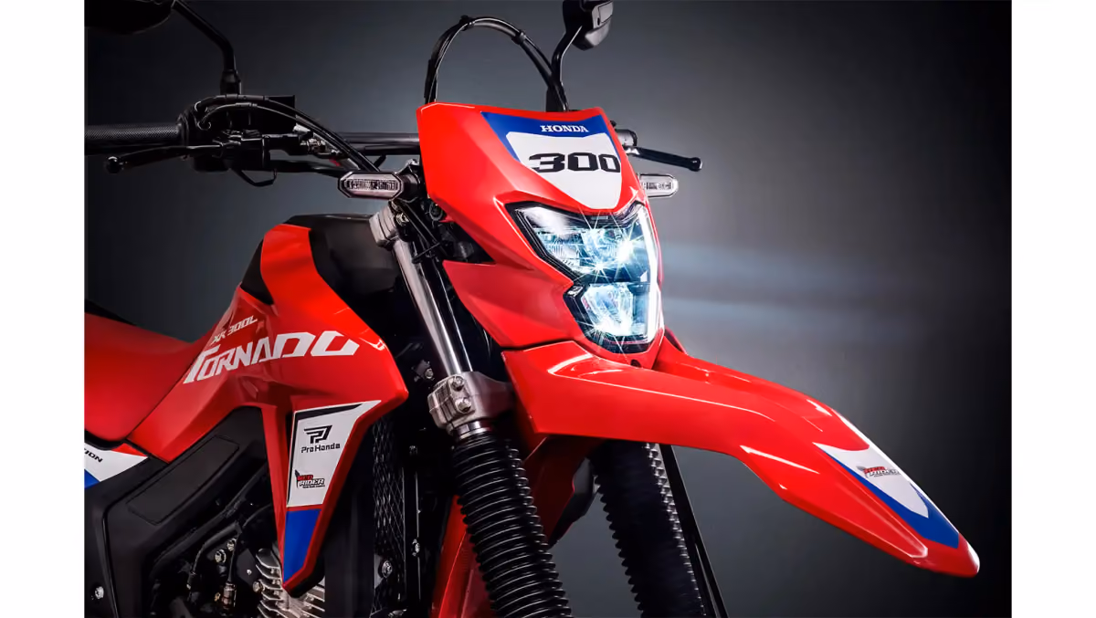 Moto XR 300L Tornado Special Edition Galeria Visão Diagonal Direita Frontal