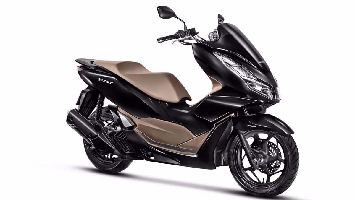 PCX na cor preto metálico, vista frontal e lateral direita